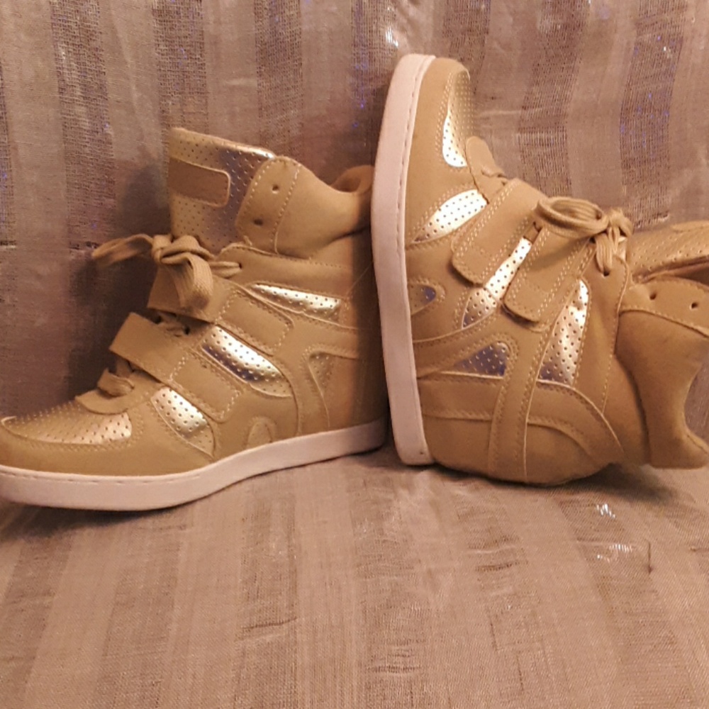 Bucco wedge sneaker style ankle shoes size 7